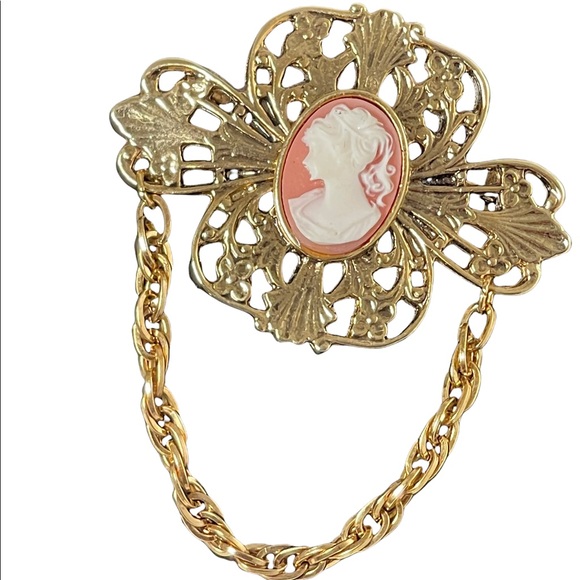 cameo Jewelry - Vintage 1980s Victorian style Cameo brooch